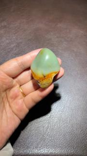 和田玉籽料 黄皮翠青断籽 颜色像翡翠 很清爽油性 喜欢俬我