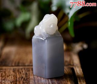 一款非常精致漂亮的和田玉紫罗兰印章